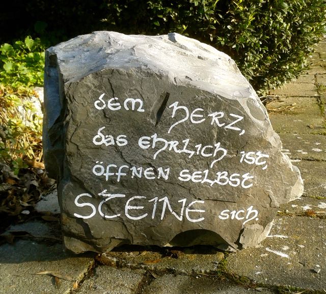 Fels mit Spruch